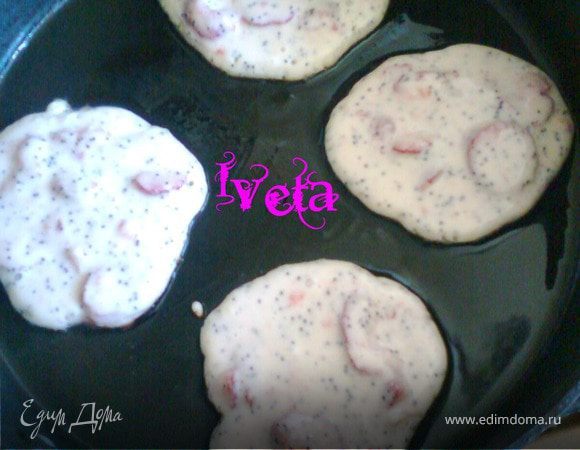 На сковороде разогреть масло и пожарить золотистые оладушки.