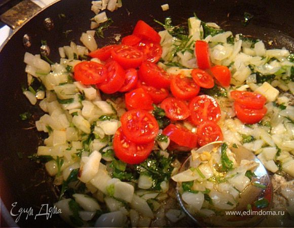 Лук мелко нашинковать-обжарить до золотистости. К нему добавить зелень мелкорубленную и помидоры-черри порезанные колечками. Притушить минуты 3.