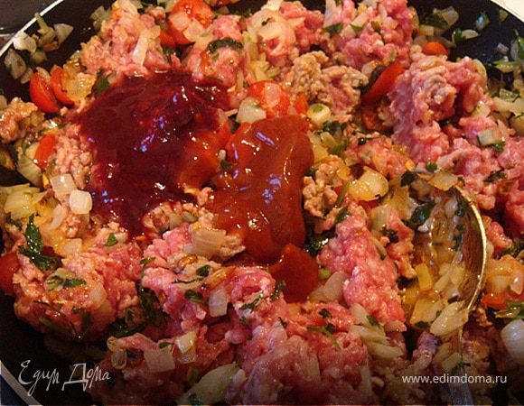 на сковороду к зажарке добавляем фарш. Приправляем соусами-гранатовым и томатным (опционно-томаты в собственном соку/томатный сок-50 мл),солим,перчим и тушим на медленном огне до выпаривания практически всей жидкости.