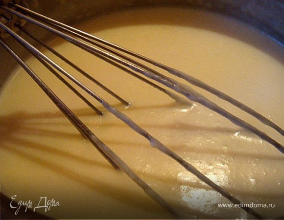 Приготовление Бешамель: в сотейнике подогреть молоко практически до кипения, добавить слив. масло (размягченное) интенсивно мешая венчиком, добавить муку- не переставая мешать. Желательно,чтоб не получилось комочков. Мешаем и держим на огне до загустения. Заправляем соус солью.