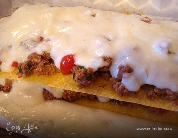 Сборка Лазаньи: на дно формы положить пекарскую бумагу и смазать её оливк.маслом. Далее первым слоем выкладываем Бешамель (чтоб лист Лазаньи не прилип ко дну), потом лист Лазаньи. Далее-мясная заправка, поливаем её соусом Бешамель и так укладываем поочередно дальше