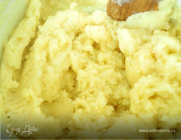 Воду вскипятить, добавить масло, сахар, соль. В кипящую жидкость добавлять порциями муку, все время помешивая. Когда всыпали всю муку, выключить огонь и продолжать перемешивать до образования однородной массы. Она должна быть похожа на достаточно крутое картофельное пюре.