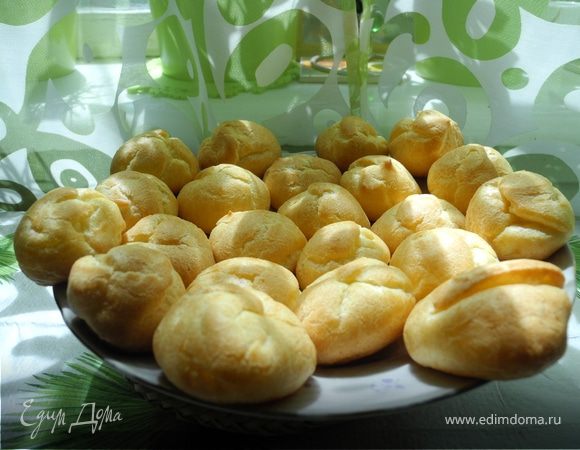 Выпекать 20-30 мин, в зависимости от размера пирожных, в духовке, нагретой до 180 градусов.  