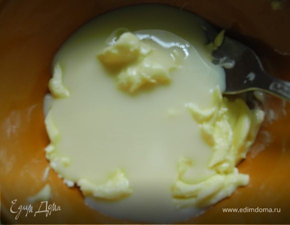 Пока выпекаются пирожные сделать крем. Сгушенку взбить с размягченным сливочным маслом. Я взбивала не очень долго, хотела, чтобы он был чуть жидковатым и чувствовалась сгущенка. 