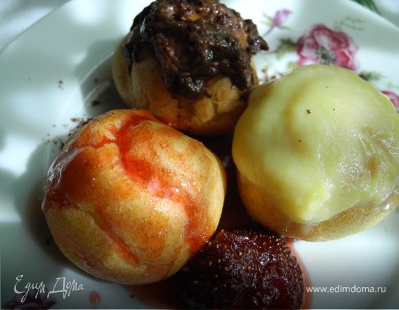 Остудить наши пухлики и начинить пирожные кремом. Можно использовать шприц, а можно разрезать их вдоль, не до конца. Сверху я некоторые помазала кремом, некоторые полила клубничным вареньем, остальные полила шоколадом. Приятного аппетита! Buon appetito!   