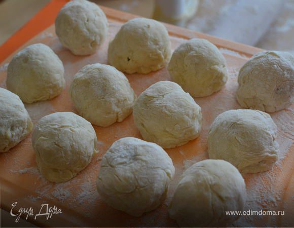 Добавить к картофельному пюре муку, затем масло и яйцо, вымесить крутое тесто (у меня ушло больше муки, чем требуется в рецепте). Сформировать из теста колбаску и порезать на одинаковые по размеру кусочки. Раскатать каждый, на середину положить сливу и закрыть края, чтобы получились шарики.