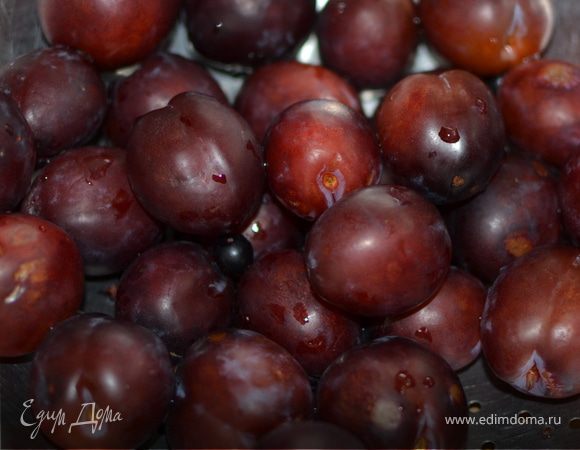 Помыть сливы и удалить косточки, а вместо косточек внутрь каждой сливы положить по кусочку сахара.