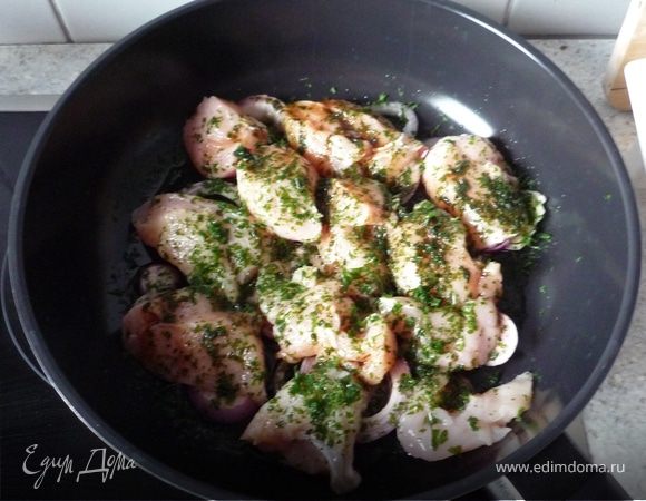 Поливаем бальзамическим уксусом и лимонным соком.