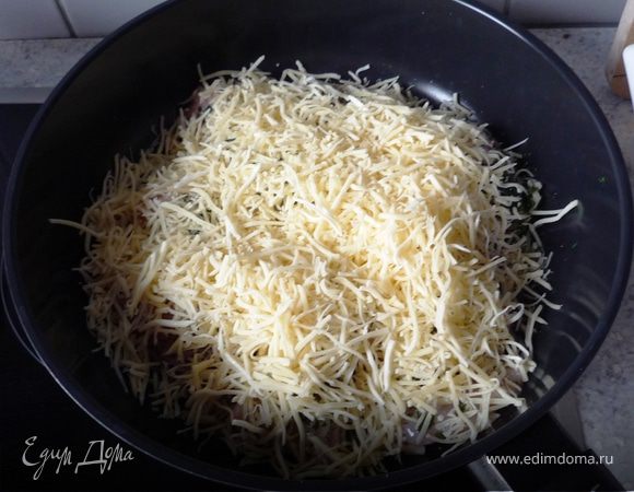 Посыпаем сыром.