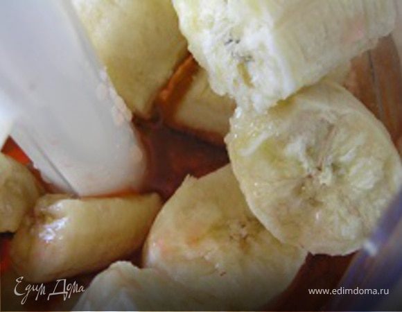 Все ингредиенты положить в чашу блендера.