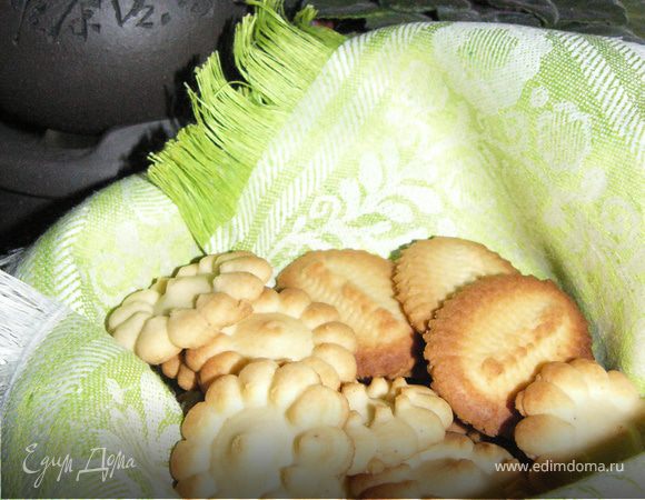 Растереть масло с сахаром, добавить яйца и ваниль. Просеять муку и вмешать вместе с солью в масляно-яичную смесь. Выдавить печенье, выпекать при 200С около 10 мин.