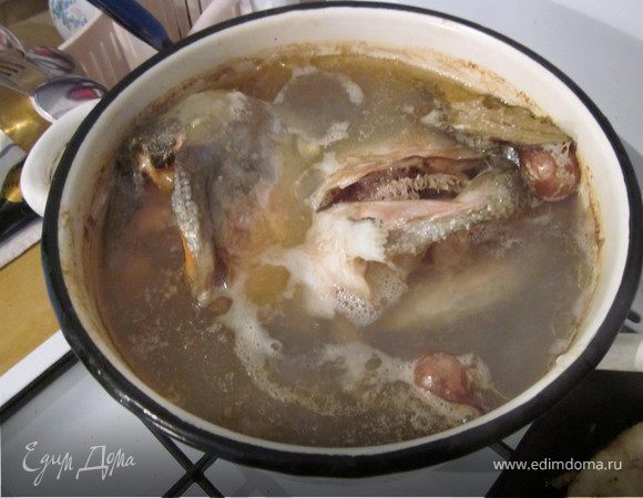 Первое, что нужно сделать это сварить крепкий рыбный бульон. В классическом варианте его варят из мелкой рыбёшки. Я варю из голов и хвостов сёмги. Бульон нужно варить не меньше часа добавив лавровый лист , не очиненную луковицу и соль.
Готовый бульон процедить.