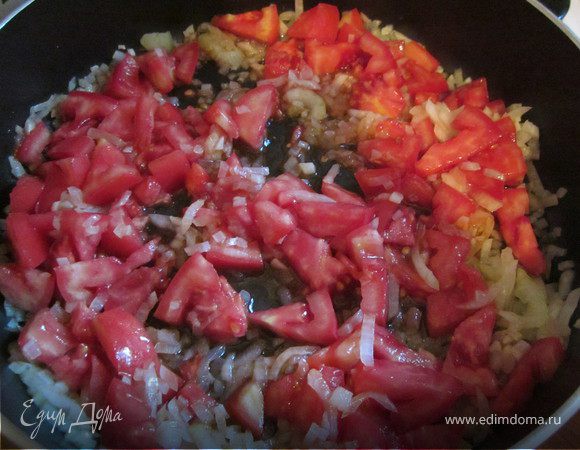 В глубокую сковороду наливаем оливковое масло, кладем лук, лук-порей, чеснок и тушим минут пять. Добавляем мелко порезанный помидор, вливаем вино (можно и без него)