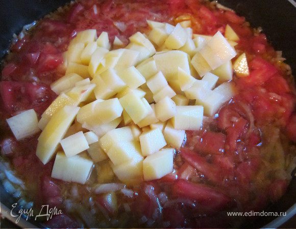 Добавить две мелко нарезанные картофелины, рыбный бульон, чтобы овощи были покрыты. 