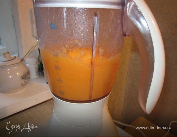 Когда овощи станут мягкими отправляем их в блендер и потом выливаем в рыбный бульон.