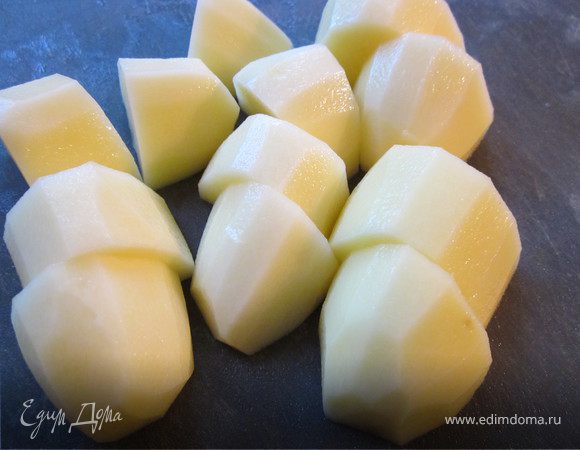 Картофель нарезать крупно и добавить в суп. Варить 30 минут до того момента, когда картофель станет совсем мягким.