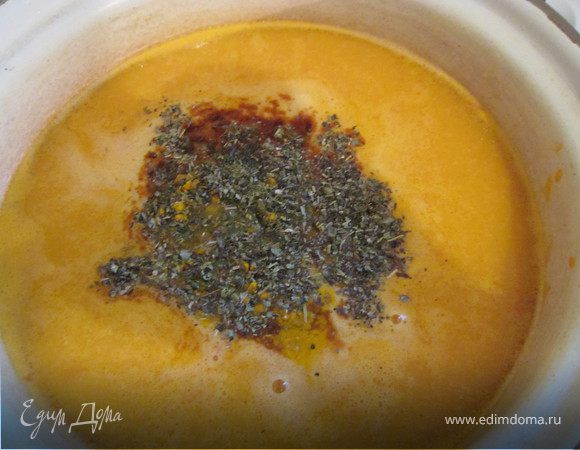 Одновременно с картофелем в суп кладут специи и сухие травы. Через 15 минут положить филе рыбы (у меня была пикша)