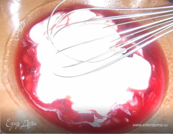 В миску кладем повидло, добавляем сметану и растереть.