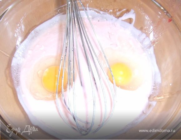 Затем добавляем яйца, соду, и муку.
