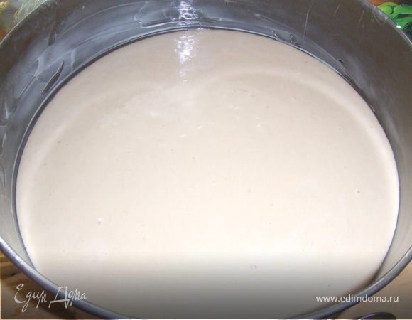 Форму смазать, и влить тесто.