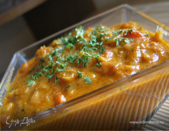 Лук нарезать мелкими кубиками или измельчите в блендере и поджарьте до прозрачности на оливковом масле. Добавить измельченный чеснок и имбирь перемешать и около 1 мин. подержить на огне. После чего добавить  кориандр, карри, тмин, куркуму, перец чили, гарам масала, нарезанный зеленый перец. Тушить на среднем огне в течении 10 минут. 
 Добавить томатный соус и йогурт. Хорошо перемешать и добавить молоко, чтобы получить соус средней  консистенции.  Добавить сахар и соль по вкусу.  Варить на медленном огне в течение 30 минут.  Если получилось слишком густым, добавьте еще молока. Выложите тефтели в соус и протушите еще несколько минут. Приятного аппетита!