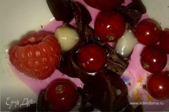 Уложить на дно формы кусочки фруктов и шоколада, орехи, изюм или цукаты, по вашему вкусу, кто как любит, у меня были красная смородина, уже поспела) и кусочки шоколада