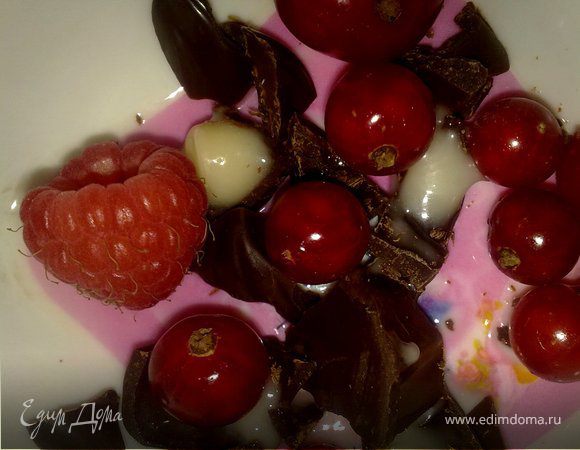 Уложить на дно формы кусочки фруктов и шоколада, орехи, изюм или цукаты, по вашему вкусу, кто как любит, у меня были красная смородина, уже поспела) и кусочки шоколада