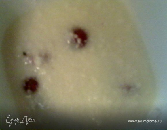 Залить 1\3 творожной массы ягоды,это будет первый слой, форму сразу поставить в холодильник, чтоб немного застыло