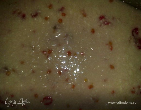 оставшиеся 2\3 разделить на 2 части, в одну добавить какой-нибудь яркоокрашенный фрукт или ягоды и хорошо вымешать миксером. Правда, я немного добавила красной смородины, и поэтому второй слой у меня получился бледно розовый и сливался с первым слоем. Вынуть из холодильника форму с первым слоем, вылить на него второй слой и снова поставить в холодильник.