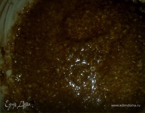 Во вторую добавить 1 ч.л. какао, добавить мускатный орех, корицу и хорошенько перемешать, достаем форму уже с двумя слегка охлажденными слоями и выливаем на него последний слой. Теперь уже ставим в холодильник до полного застывания))