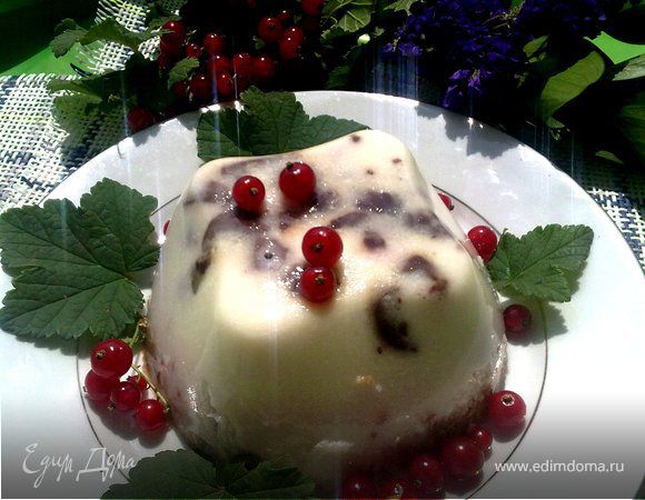 у меня ушло примерно часа 3, чтобы Бланманже крепко застыло. Подготовить блюдо для подачи на стол, опустить форму, если она тонкостенная металлическая, на 5-7 сек в горячую воду или обведите по стенкам тонким ножом, накройте форму блюдом и переверните. Бланманже отделится от стенок и окажется на блюде.