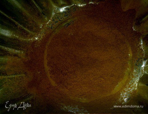 у меня после наполнения формы осталось еще немного творожной массы и я решила наполнить ею маленькую металлическую формочку для кексов, дно которой предварительно посыпала корицей