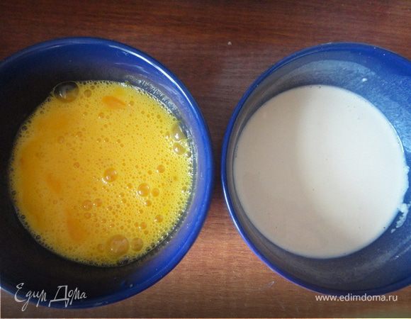 тем временем ставим 1 л молока и 1 ст. сахара в кастрюльку на огонь ,чтобы грелось,берем две мисочки в первую ставим 5 желтков,1 ст. сахара и добавляем 4  ст.ложки молока,чуточку взбиваем их,чтобы не было комочков,и в другой мисочке размешиваем 2 ст.л крахмала ,2 ст. л.муки и 4 ст.л молока и ванилин.