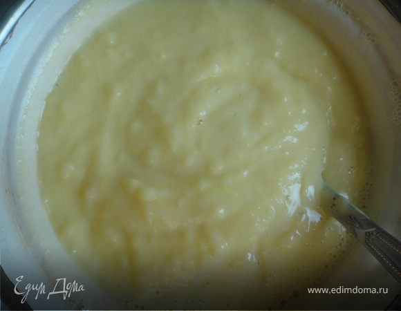 как только видим,что молоко почти закипает добавляем в него, помешивая,желтковую смесь,и сразу же вторую мучную,,как только пойдут пузырьки  креме,он готов тоже))