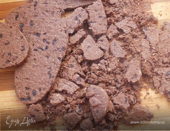 Большую часть печенья (грамм 250-280) растереть в крошку ***У меня покупное, песочное (наверное:)), не жирное, хрустящее и очень рассыпчатое, с кусочками шоколада. На фото специально оставил несколько целых, т.к. в прошлый раз поступали вопросы именно по виду печенья. И по традиции рекомендую иметь небольшой запас (50-100 гр. выше) указанного в ингредиентах, т.к. возможно придется корректировать консистенцию***