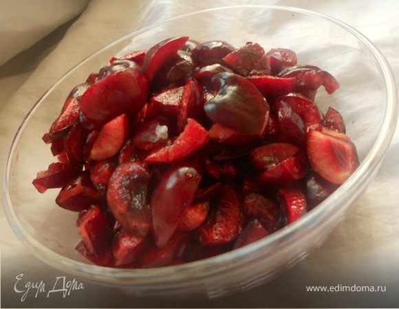 Из черешни удалить косточки, нарезать. С косточками было около 250-300 гр., без них...а не знаю, сколько без них:) Но думаю, лучше больше, чем меньше, главное все равно без фанатизма!:))