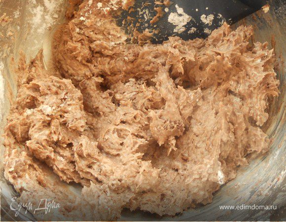 Соединить крошку, маскарпоне, сахарную пудру ***она, скорее, нужна для консистенции*** и ром, перемешать ***получится вязкое и малопривлекательное НЕЧТО, так что особо впечатлительным эту пошаговую фотографию можно пропустить:)))*** Добавить черешню и еще раз перемешать, при необходимости подсыпая еще немного печенья. Отправить в холодильник, а лучше в морозильную камеру, минут на 15-30. В камень, конечно, масса не затвердеет, но работать с нею дальше будет уже проще!