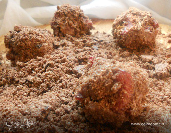 Растереть еще немного печенья (у меня ушло 6 или 7 штук), сформировать конфеты, и обвалять их в крошке ***Уже в процессе подумалось, что было бы совершенно великолепно использовать для этих целей шоколад, но последнего в доме не оказалось (пришлось отказаться от понятия "неприкосновенный запас шоколада для кулинарных целей", т.к. в нашем доме такое не проходит:)))*** Оставить подсушиться конфеты при комнатной температуре минут 15, затем отправить в холодильник до подачи, а еще лучше перед самой подачей дать им схватиться в морозильной камере, но это уже на любителя! ***Мягкие и вкусные, ассоциативно напоминают мусс или что-то такое! Количество забыл посчитать, но где-то 16-20 штук***