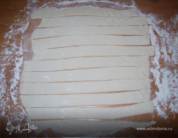 Тесто раскатать, но не онко, нарезать на полоски, шириной 3-4 см.