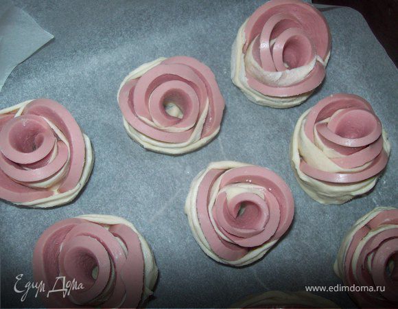 Запекать 20 минут 180-200 гр. до золотистого цвета.
Готовые розочки можно присыпать зеленью, паприкой и т.д.