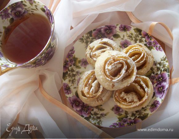 Готовые яблоки присыпать сахарной пудрой и корицей.