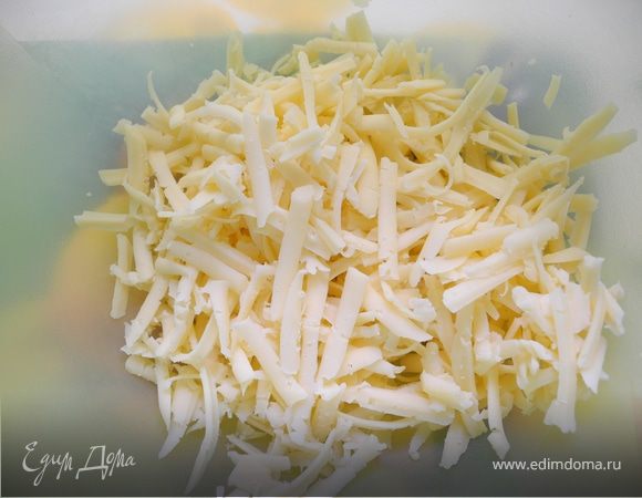 Сначала сделаем начинку: твердых сыр натрем на крупной терке.