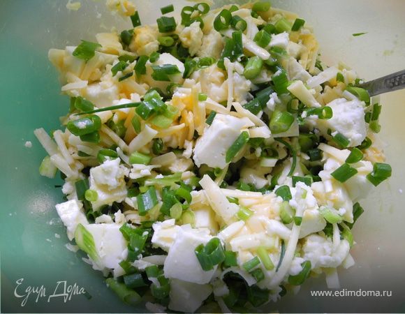 Зеленый лук мелко порежем и добавим в начинку.