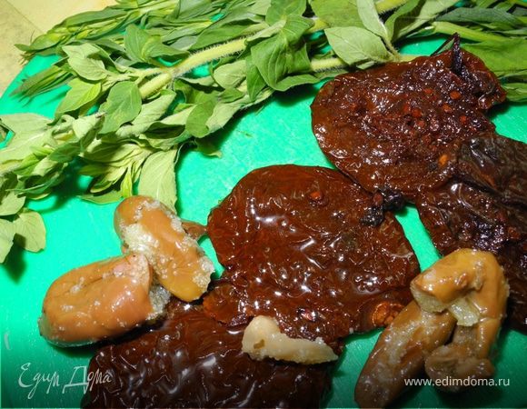 Возьмем вяленые помидоры, оливки и зелень. Зелень измельчим и в начинку. 