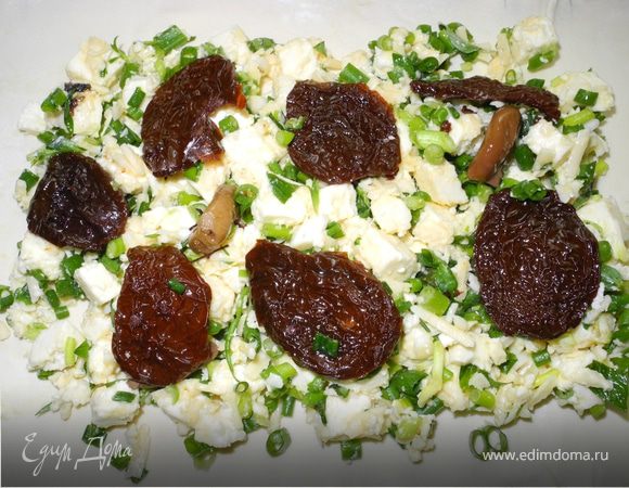 Раскатаем пласты слоеного теста, распределим на один лист начинку. Сверху выложим оливки и помидоры.