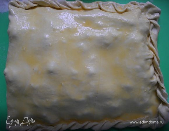 Накроем вторым пластом теста, защипем края, смажем взбитым яйцом или молоком. 