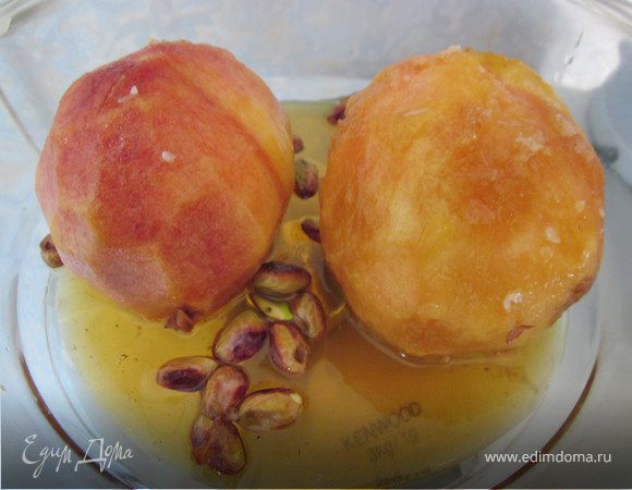 Персики очистить от кожуры. В сотейник всыпать сахар и как только он начнет коричневеть влить сок или воду, добавить фисташки. Этим сиропом залить персики. Поставить в духовку 200* на 30 минут. Каждые 10 минут поливать персики сиропом, в котором они запекаются. 