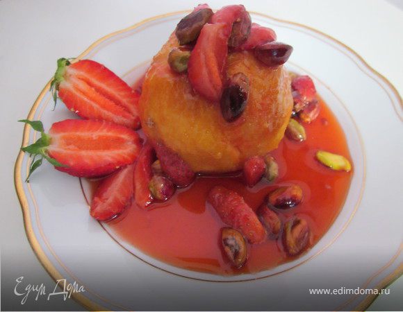 За 5 минут до готовности добавить к персикам клубнику порезанную на четвертинки. Готовый десерт выложить на тарелку, полить соусом и сразу же подавать горячим к столу с мороженным.