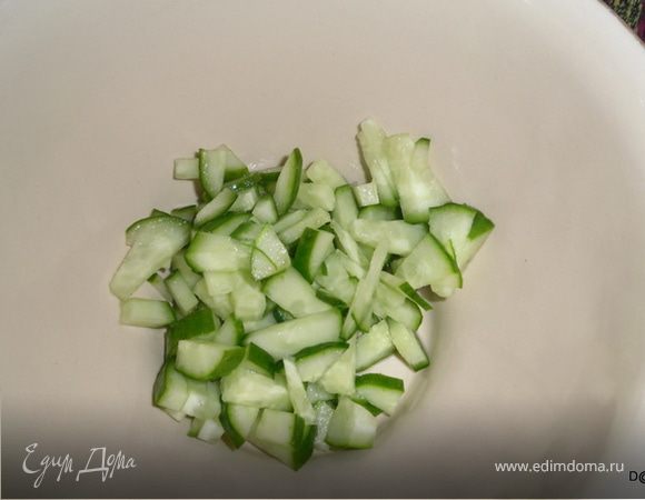 Отварить отдельно свеклу до готовности.В кастрюле отварить картофель, порезанный кубиками.Как только сварится картофель, посолить и всыпать тертую на терке свеклу.Накрыть крышкой и дать остыть и настояться.Разлить по тарелкам:

Далее, вариант "1(так сказать вегетарианский или кто на диете):

огурчик кубиками добавить,