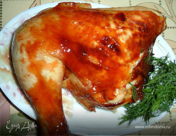 Смешиваем в миске соевый соус, мед и кетчуп, а курицу разделяем на 4 части и смазываем готовой смесью. Кусочки курицы выкладываем на противень или в форму и ставим в духовку нагретую до 180 градусов. Во время жарки курицу поливаем время от времени готовым соусом. Время приготовления приблизительно 40 минут.
Хорошо подойдет к рису или картофельному пюре.
Приятного аппетита!!!